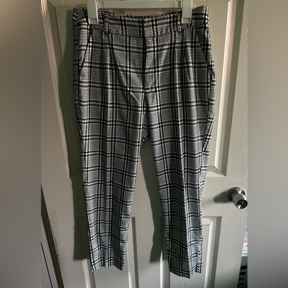 Abercrombie & Fitch Black & White Plaid Pants - Picture 3 of 12